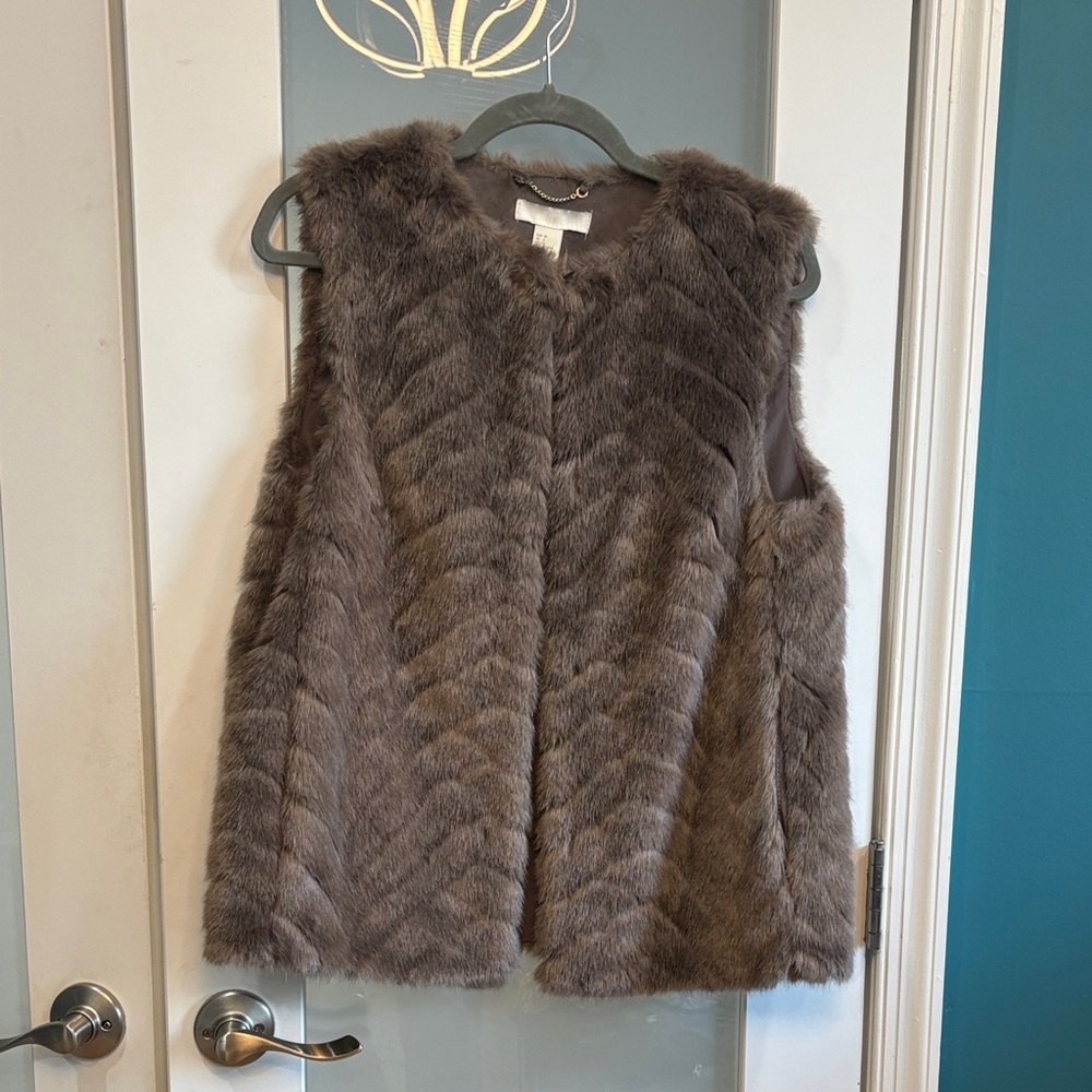 H&M Faux Fur Vest in Taupe NWT never worn. Fully lined and pockets. Gorgeous!